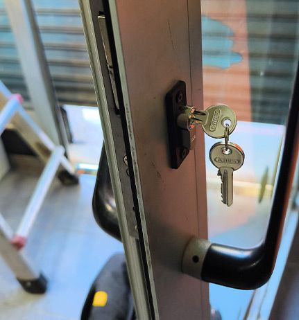 Cerrajero urgente en Sant Celoni con llaves Abus tras cambiar la cerradura