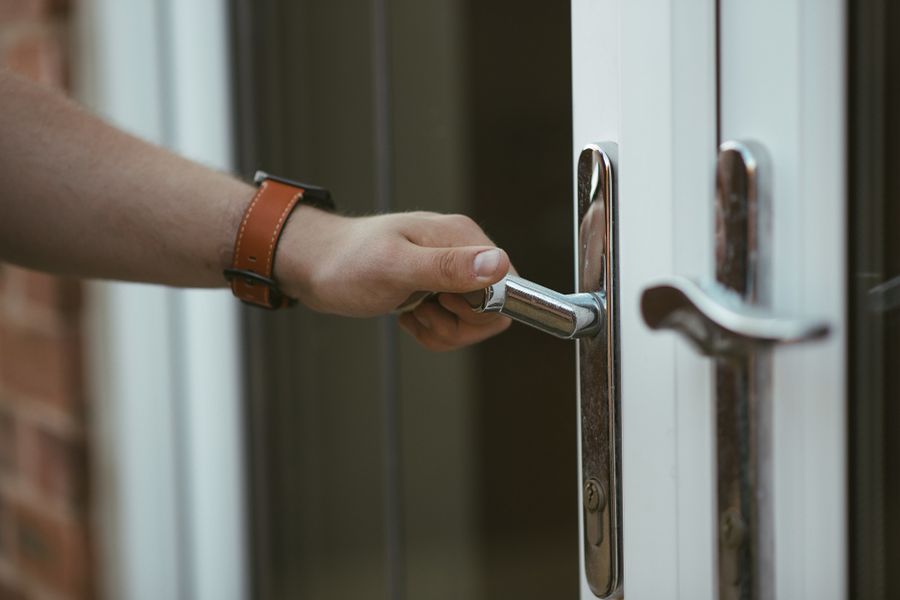 Cerrajero abriendo una puerta sin llave